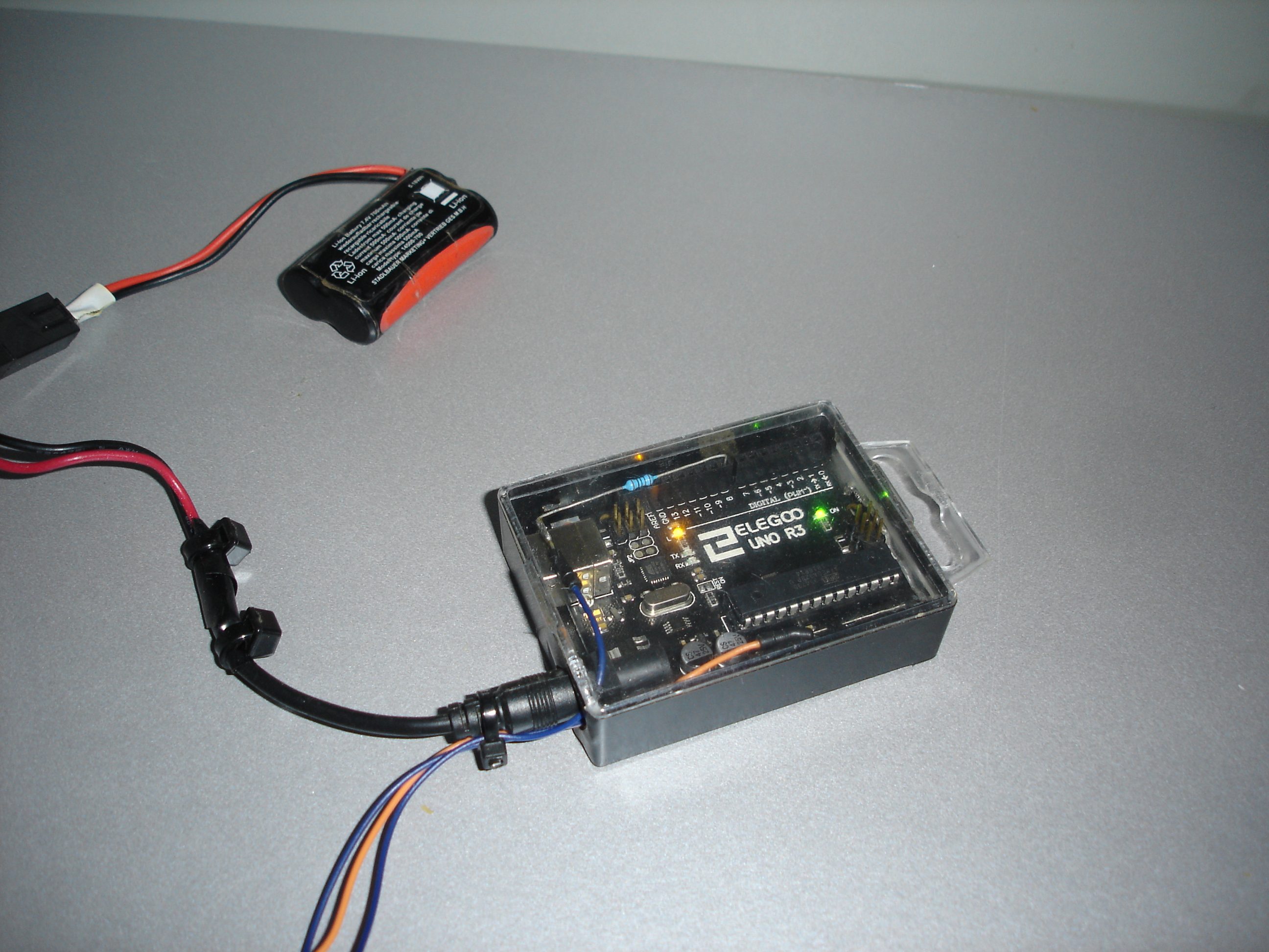 Arduino in thumbtack box